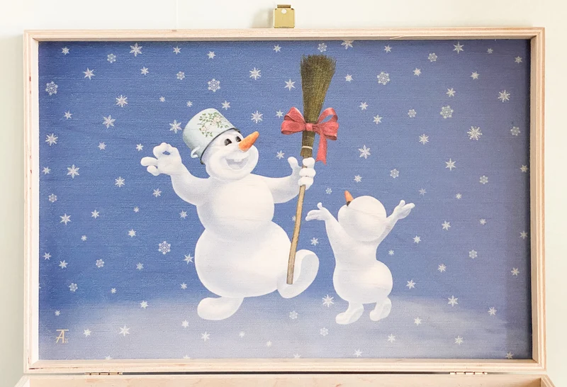 Mama-Schneemann und Papa-Schneemann bringen den Weihnachts-Baum und das Spielzeug, AtlasArt