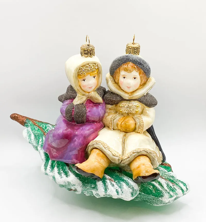 Die Kinder im Wintergewand haben es sich auf dem Tannenast gemütlich gemacht, AtlasArt