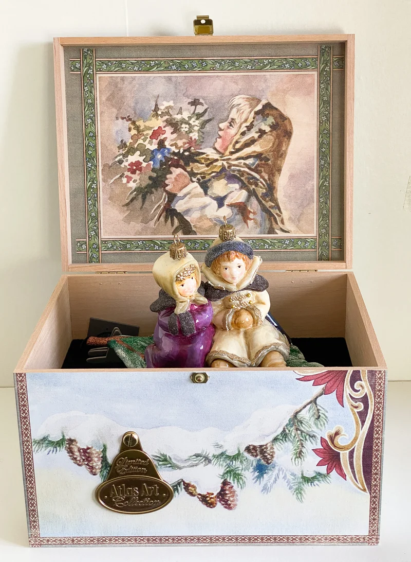 Die Kinder im Wintergewand haben es sich auf dem Tannenast gemütlich gemacht, AtlasArt