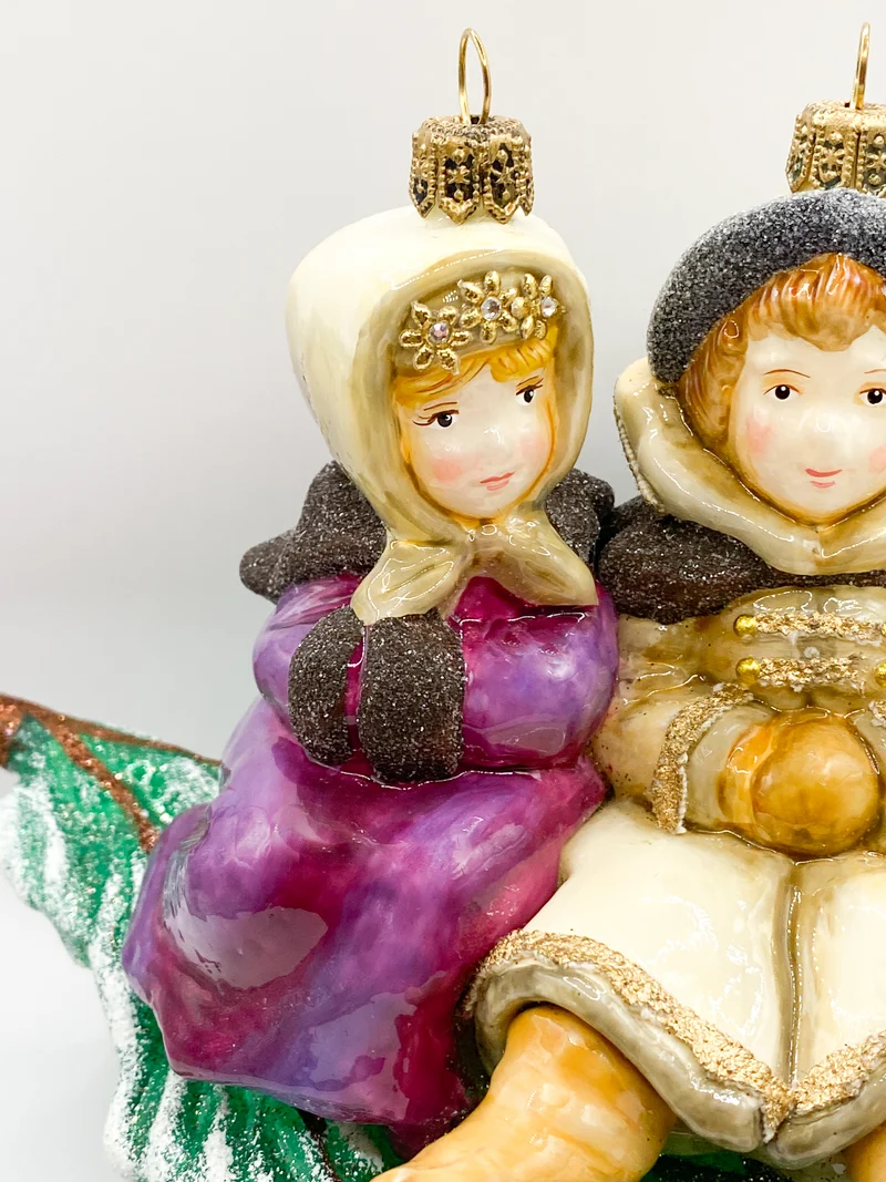 Die Kinder im Wintergewand haben es sich auf dem Tannenast gemütlich gemacht, AtlasArt