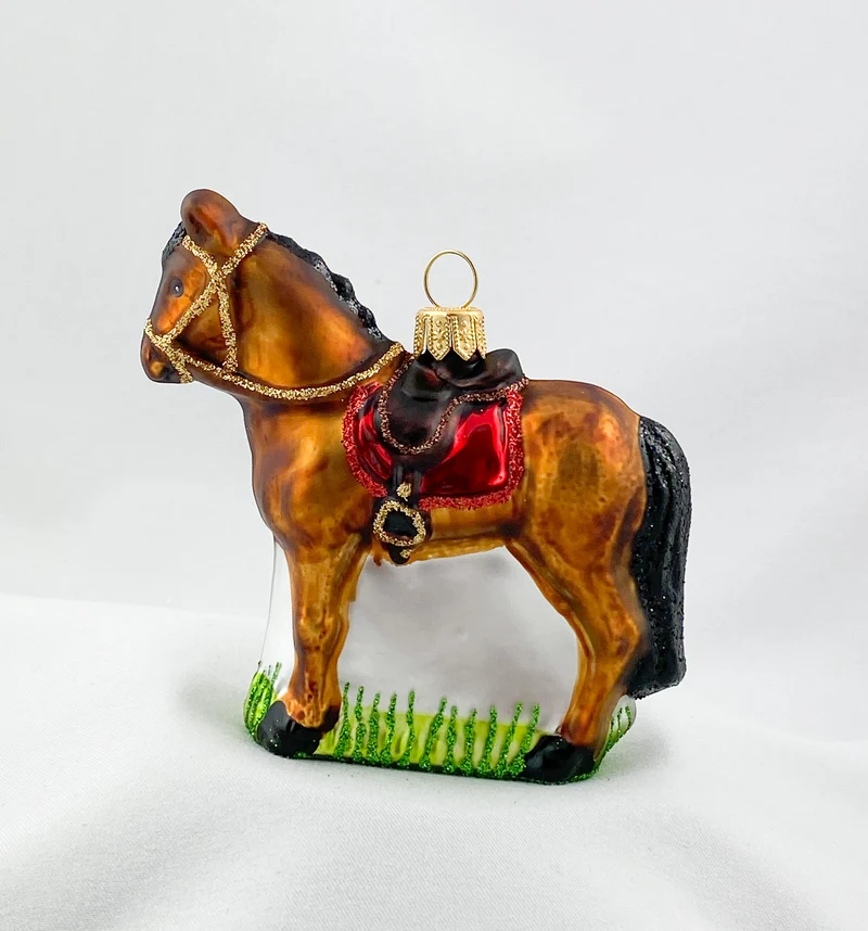 Braunes Pferd mit roter Satteldecke