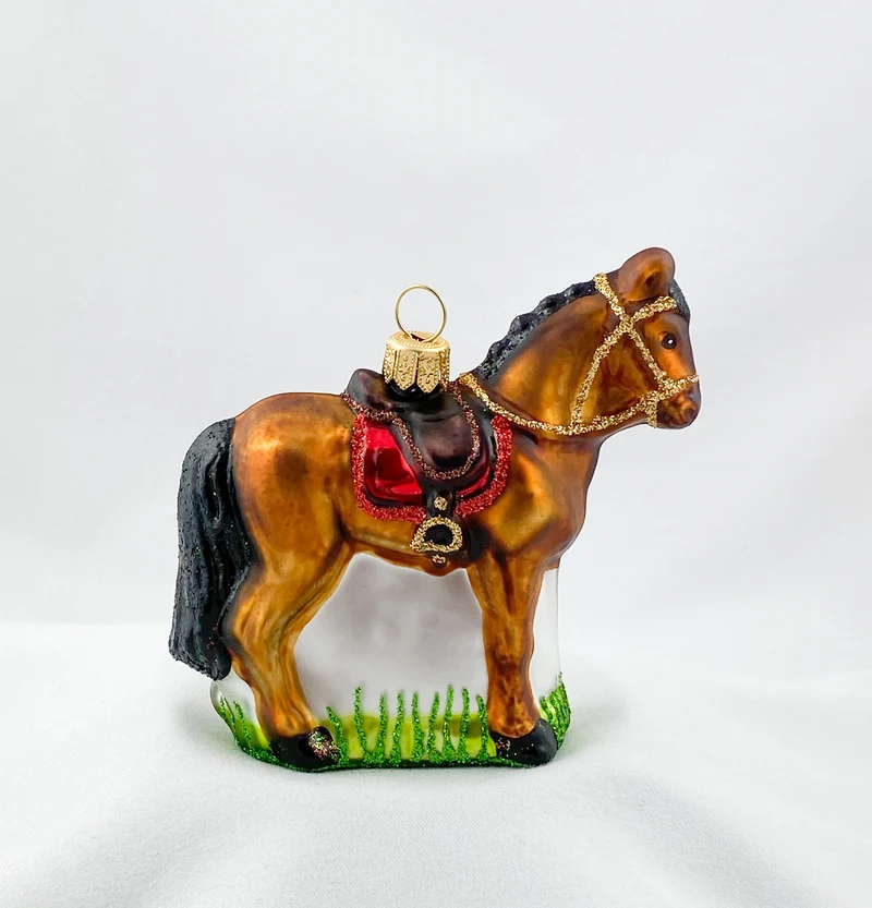 Braunes Pferd mit roter Satteldecke
