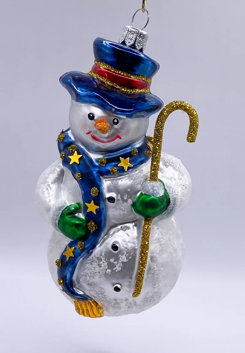 Schneemann mit blauem Hut und Sternchen-Schal