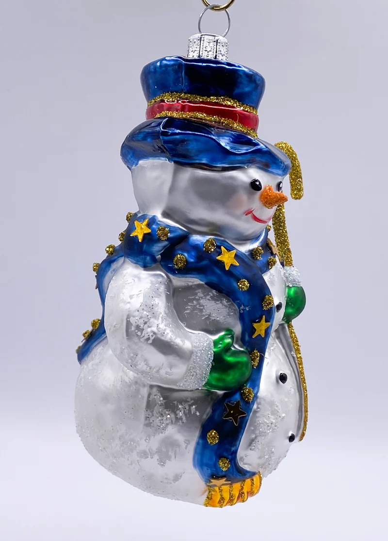Schneemann mit blauem Hut und Sternchen-Schal