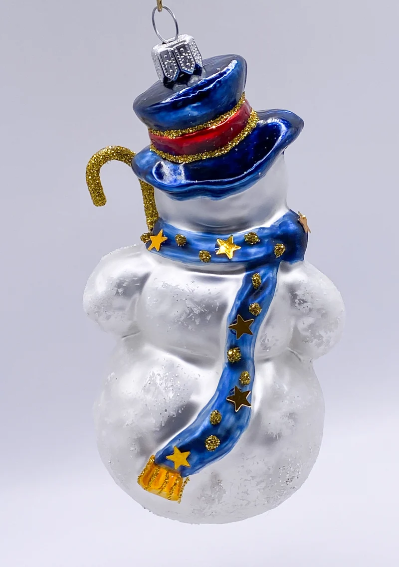 Schneemann mit blauem Hut und Sternchen-Schal