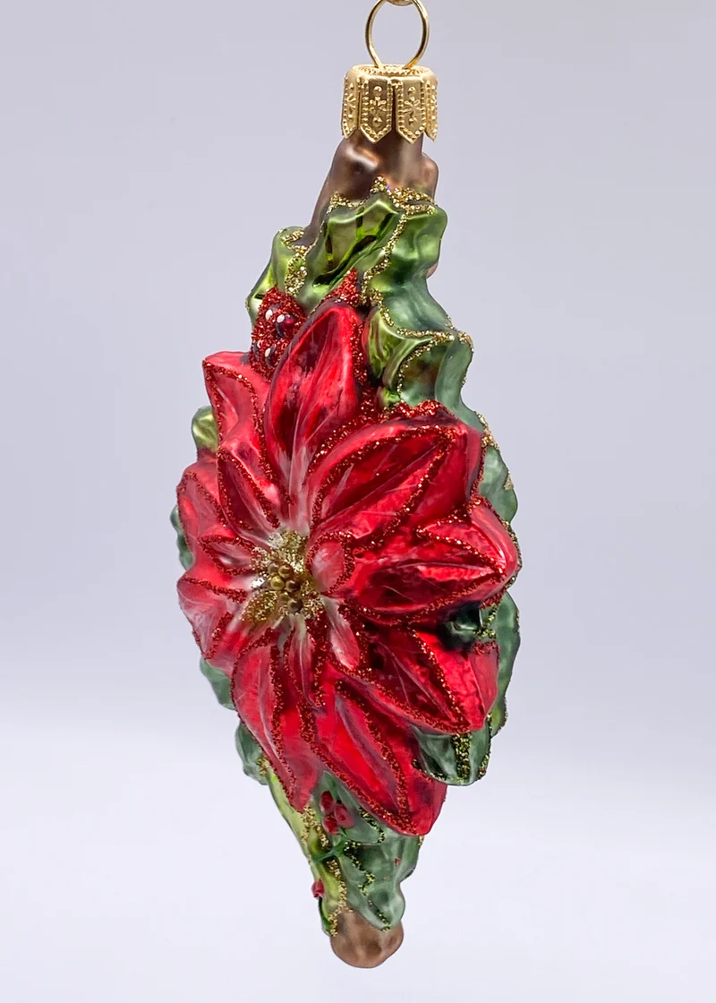 Weihnachtlicher Blumenstrauss mit Poinsettie