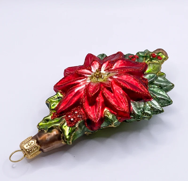 Weihnachtlicher Blumenstrauss mit Poinsettie