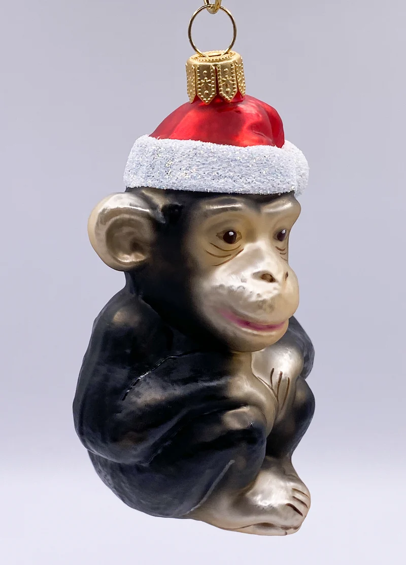 Der Schimpanse freut sich auf Weihnachten