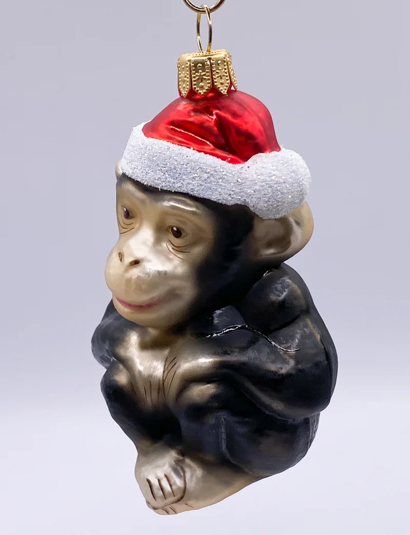Der Schimpanse freut sich auf Weihnachten