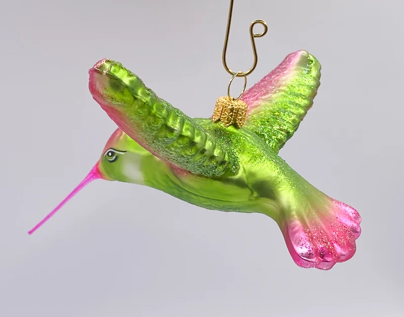 Kolibri grün-magenta, Flügel ausgebreitet, Schnabel magenta