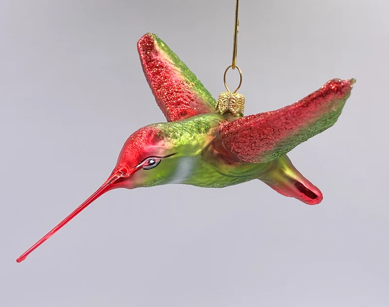 Kolibri grün-rot, Flügel ausgebreitet, Schnabel rot