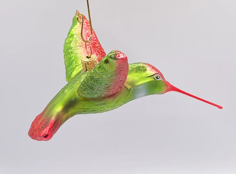 Kolibri grün-rot, Flügel ausgebreitet, Schnabel rot