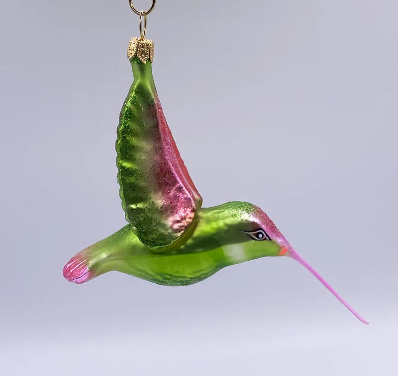 Grüner fliegender Kolibri mit pinkem Schnabel
