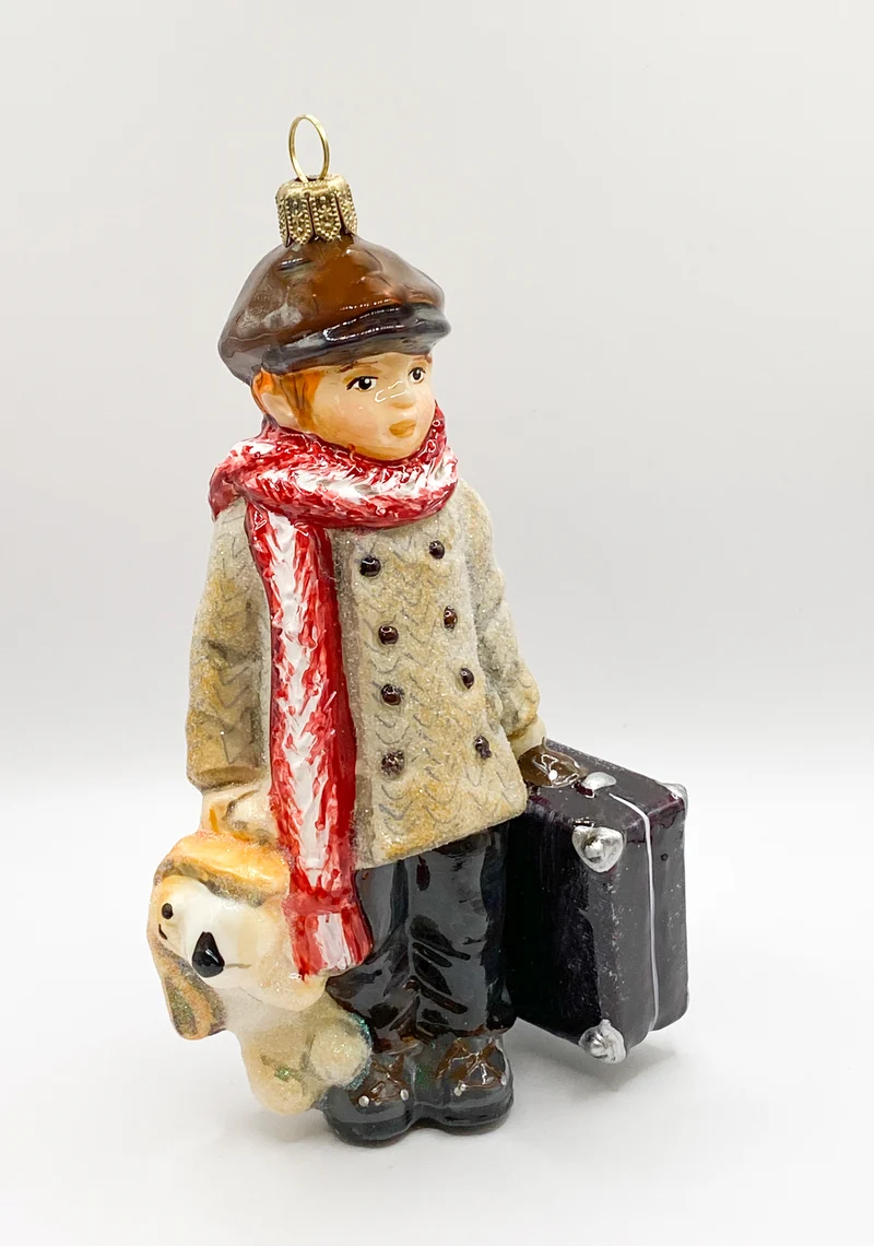 Der kleine Junge geht mit seinem Plüsch-Hund auf Reisen, AtlasArt