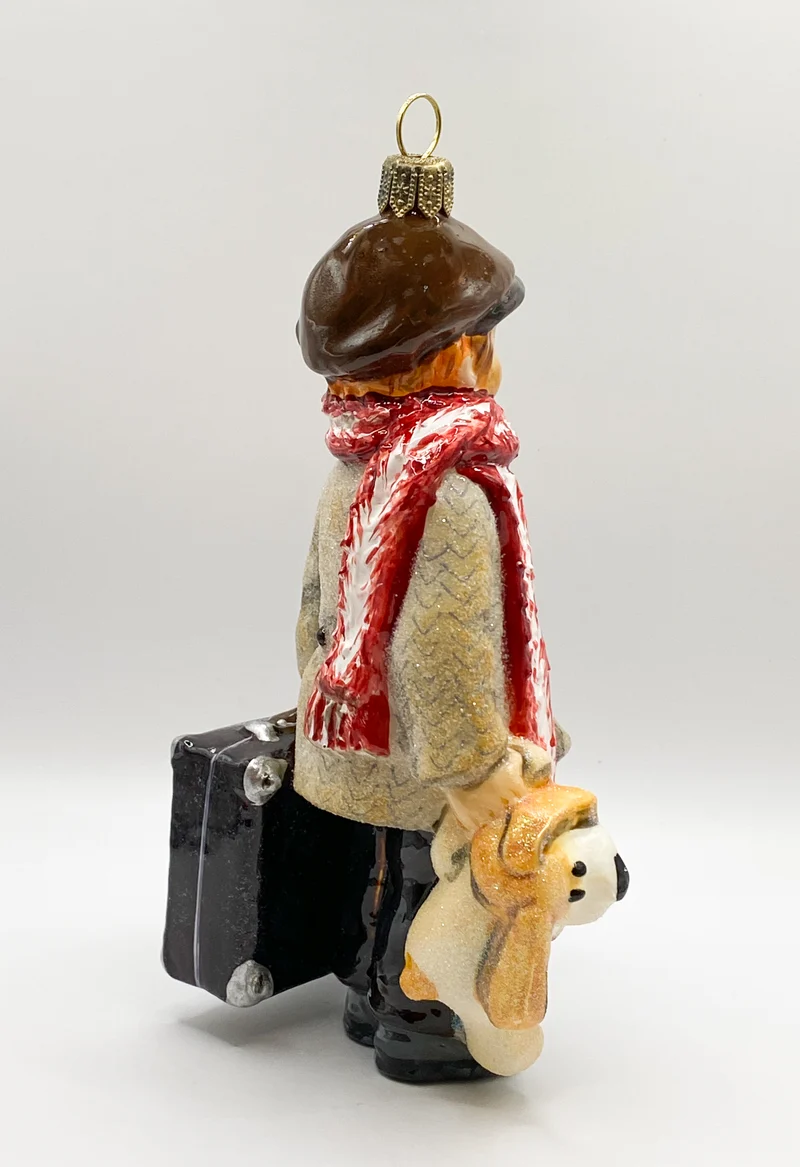 Der kleine Junge geht mit seinem Plüsch-Hund auf Reisen, AtlasArt