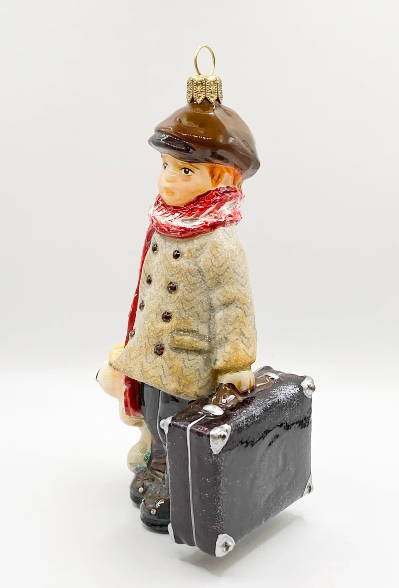 Der kleine Junge geht mit seinem Plüsch-Hund auf Reisen, AtlasArt