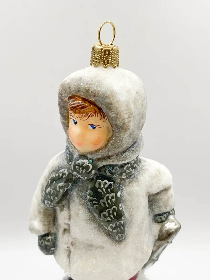 Der kleine Junge stapft mit dem Schlitten durch den Schnee, AtlasArt