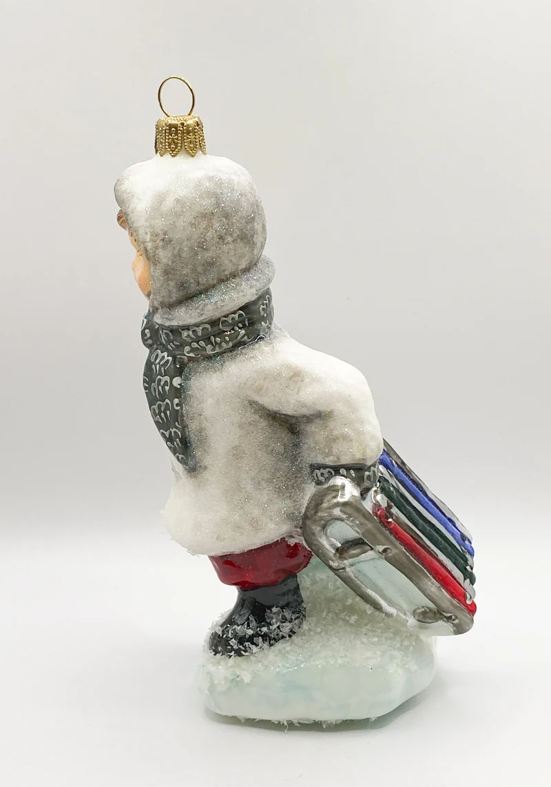 Der kleine Junge stapft mit dem Schlitten durch den Schnee, AtlasArt