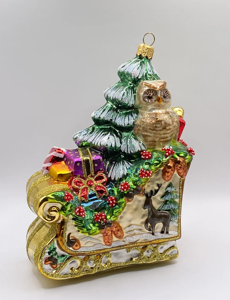 Der Weihnachtsbaum wird auf dem prächtigen Schlitten gebracht