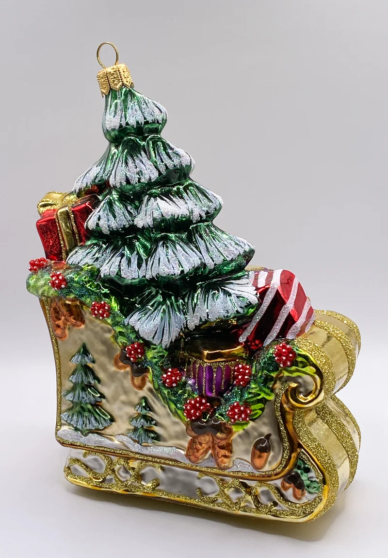 Der Weihnachtsbaum wird auf dem prächtigen Schlitten gebracht