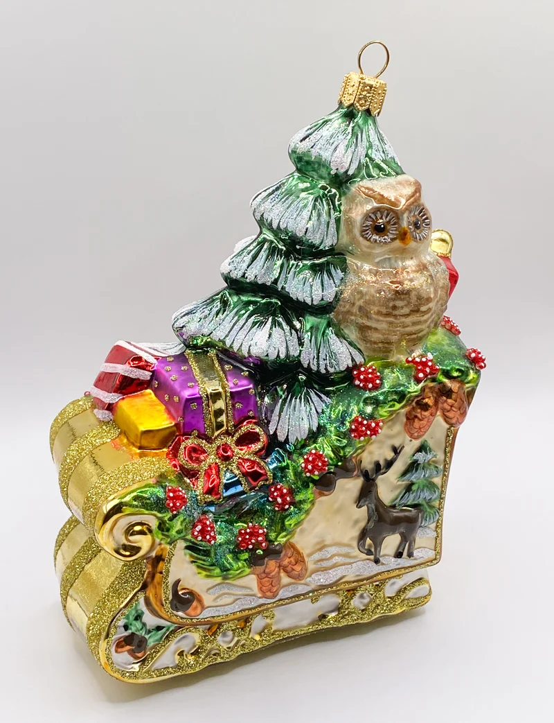 Der Weihnachtsbaum wird auf dem prächtigen Schlitten gebracht