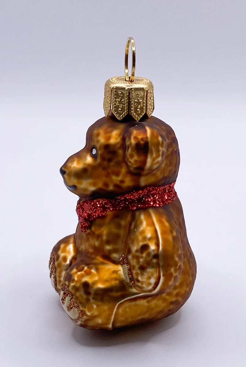 Sitzender Teddybär mit roter Schleife