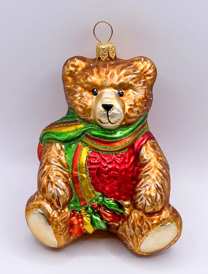 Brauner Teddybär im roten Wollpullover