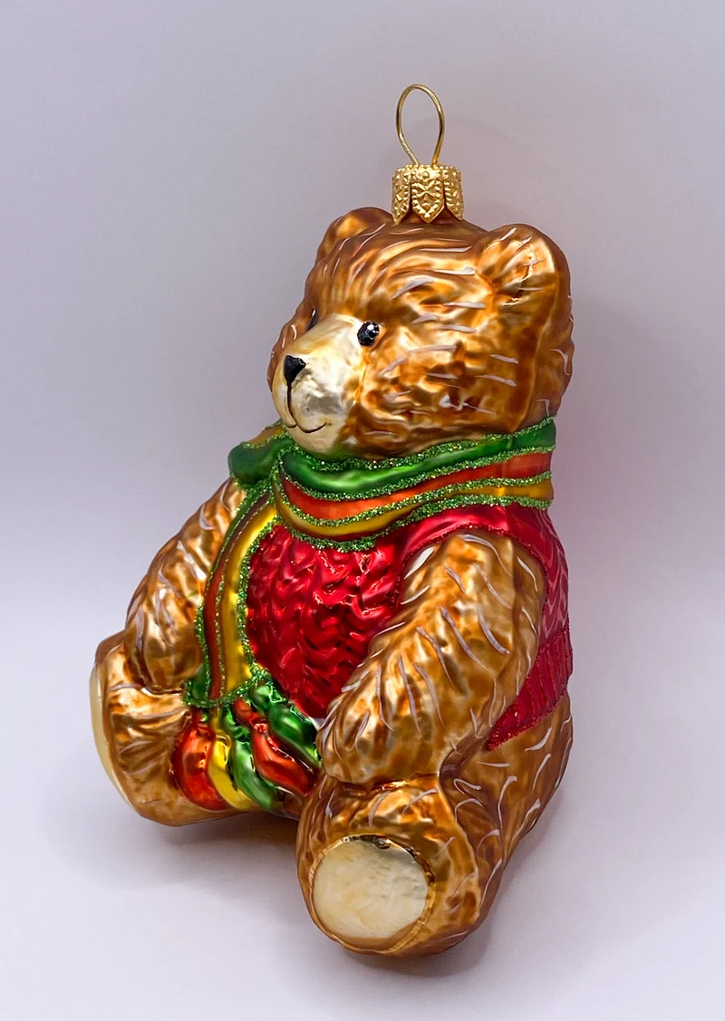 Brauner Teddybär im roten Wollpullover