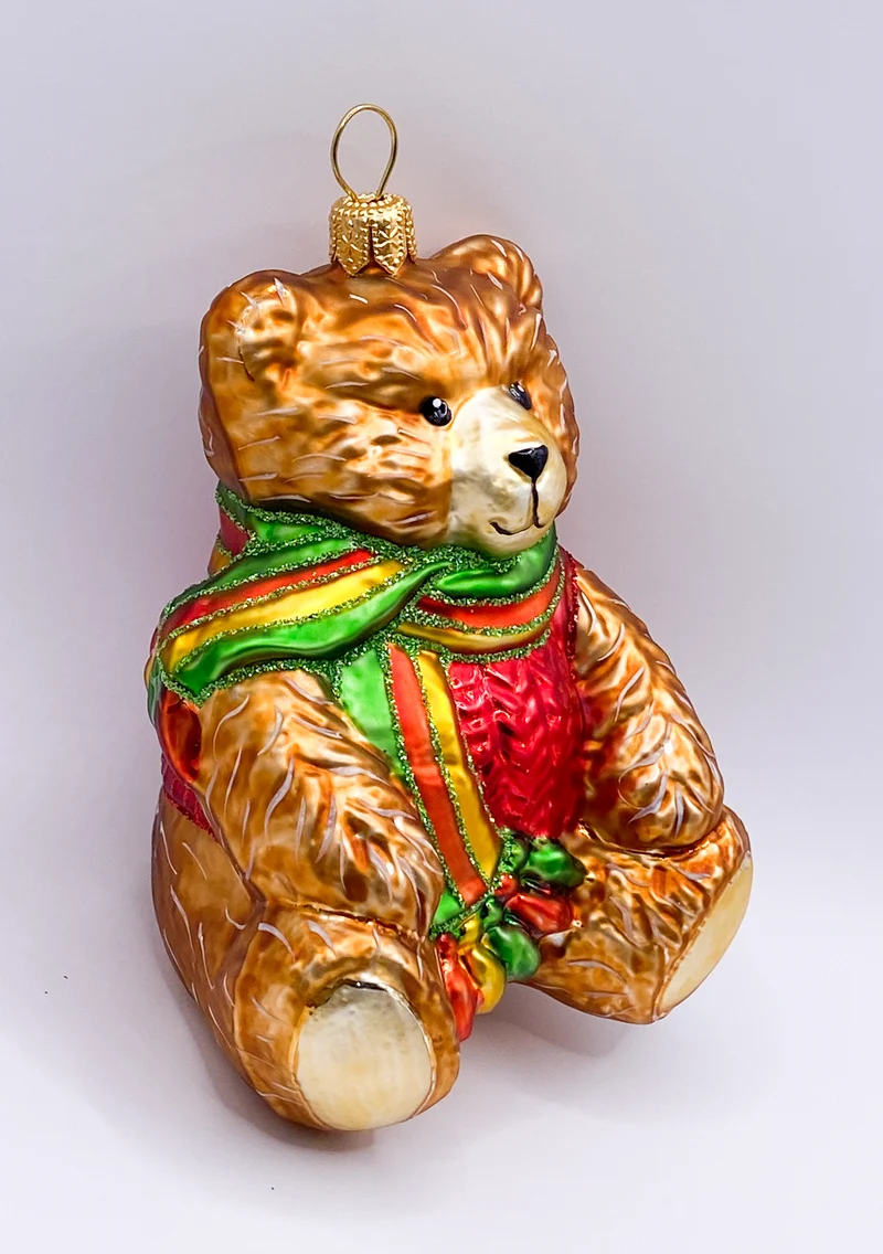 Brauner Teddybär im roten Wollpullover