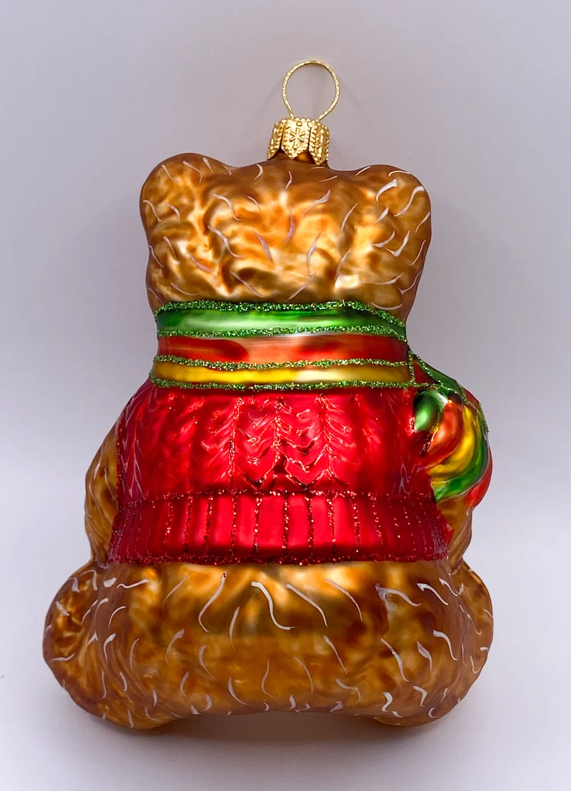 Brauner Teddybär im roten Wollpullover