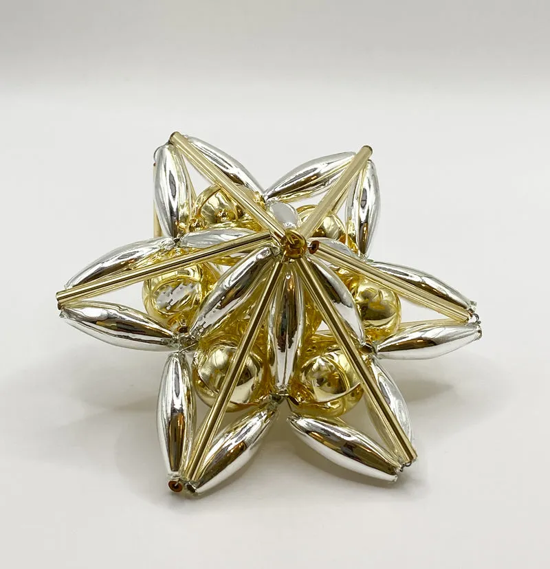 Stern mit grossen goldenen und silbernen Gablonzer Perlen