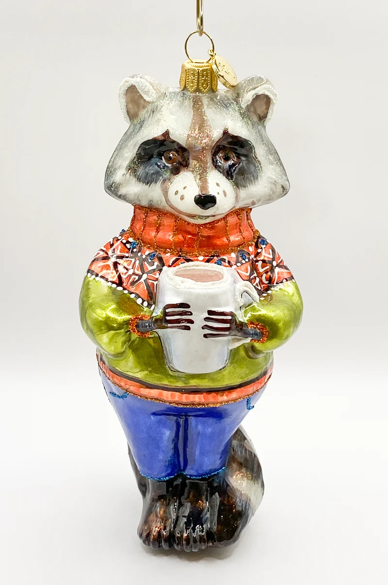 Papa Waschbär wärmt sich auf mit einer Tasse heisser Schokolade, GlitterLab