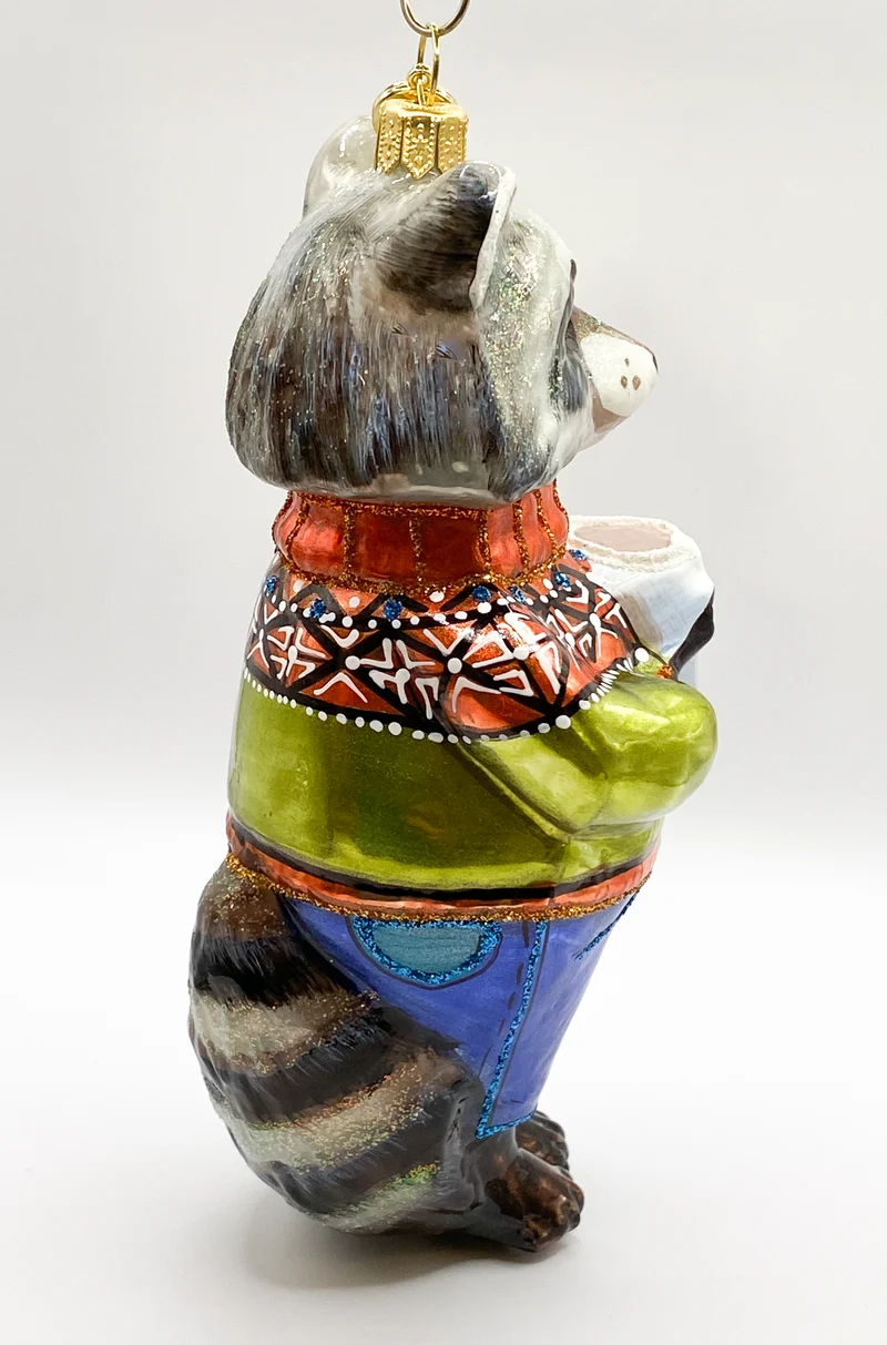Papa Waschbär wärmt sich auf mit einer Tasse heisser Schokolade, GlitterLab