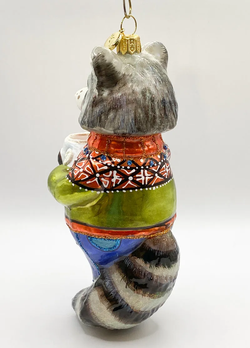 Papa Waschbär wärmt sich auf mit einer Tasse heisser Schokolade, GlitterLab