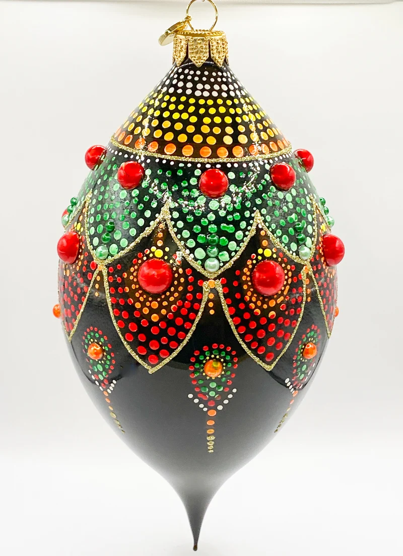 Schwarzes Tropfenornament mit buntem Tupfendekor und roten Schmucksteinen, GlitterLab