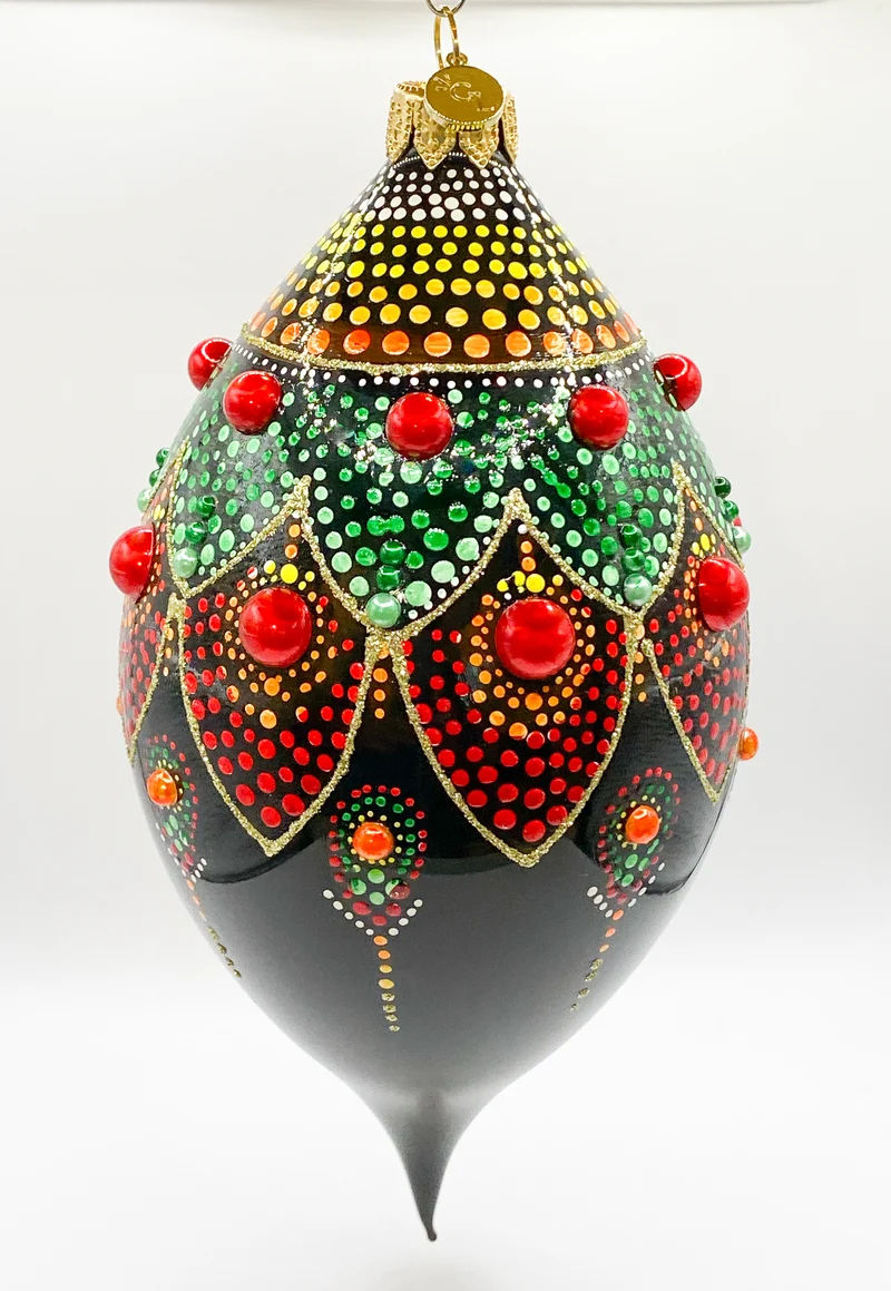 Schwarzes Tropfenornament mit buntem Tupfendekor und roten Schmucksteinen, GlitterLab