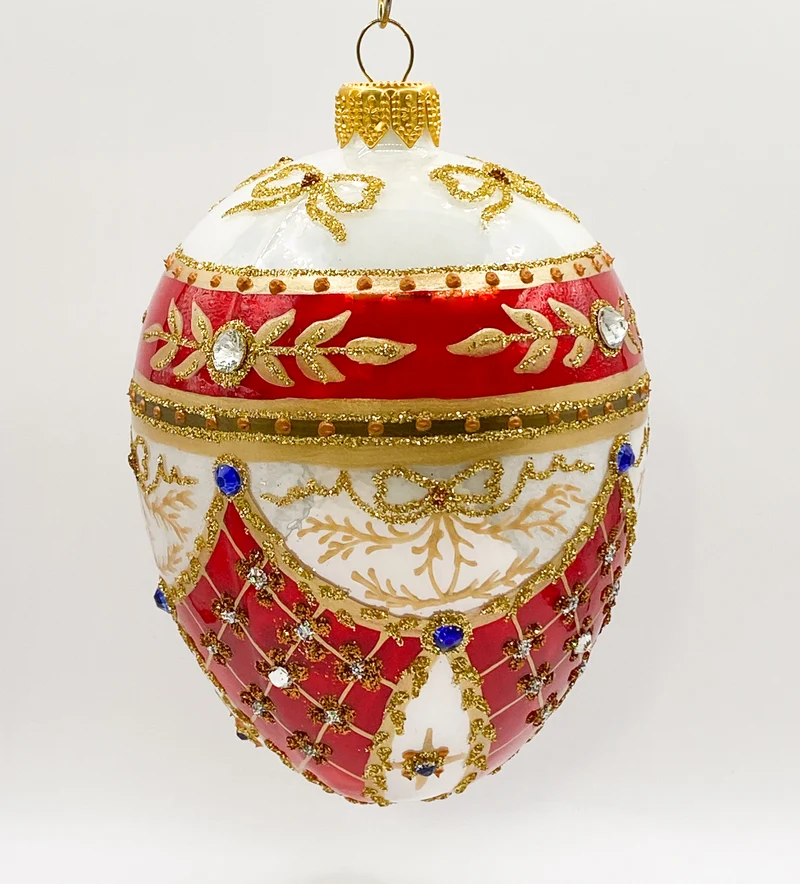 Weisses königliches Ei im roten Empire-Stil