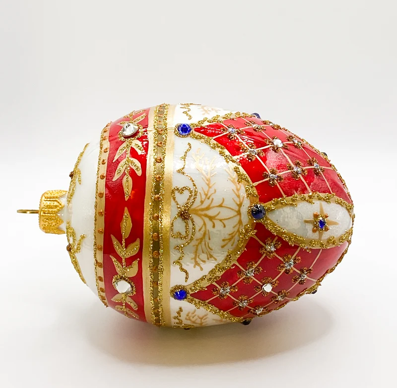 Weisses königliches Ei im roten Empire-Stil
