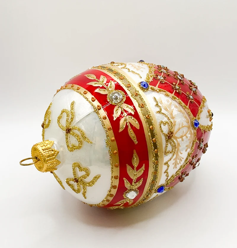 Weisses königliches Ei im roten Empire-Stil