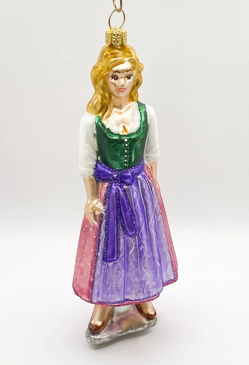 Frau im traditionellen Ausseer Dirndl