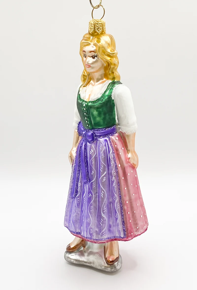 Frau im traditionellen Ausseer Dirndl