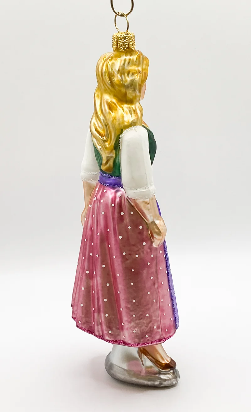 Frau im traditionellen Ausseer Dirndl