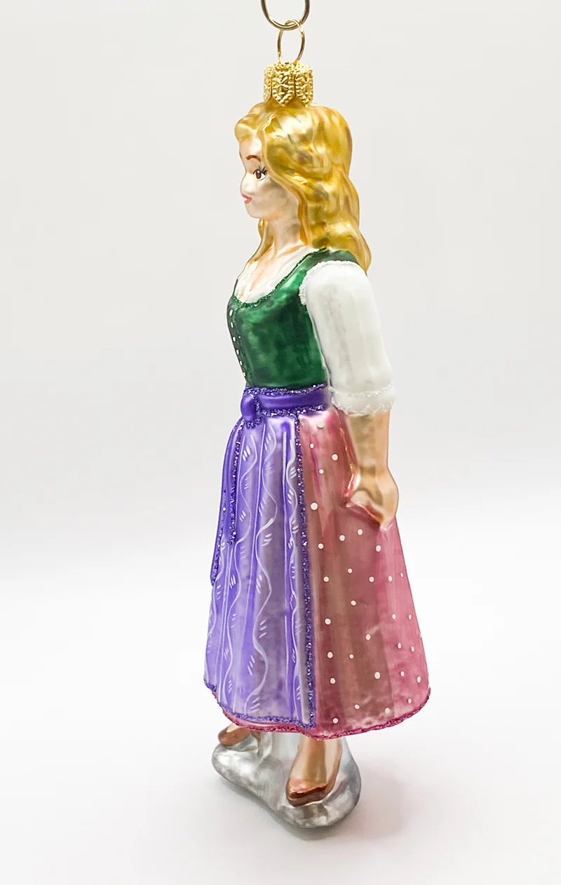 Frau im traditionellen Ausseer Dirndl