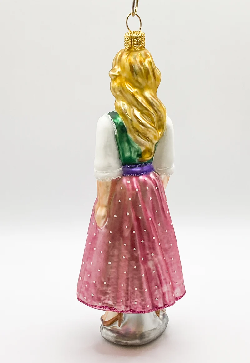 Frau im traditionellen Ausseer Dirndl