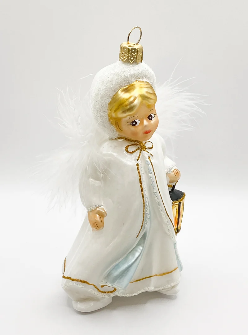 Das Christkind leuchtet mit der Laterne