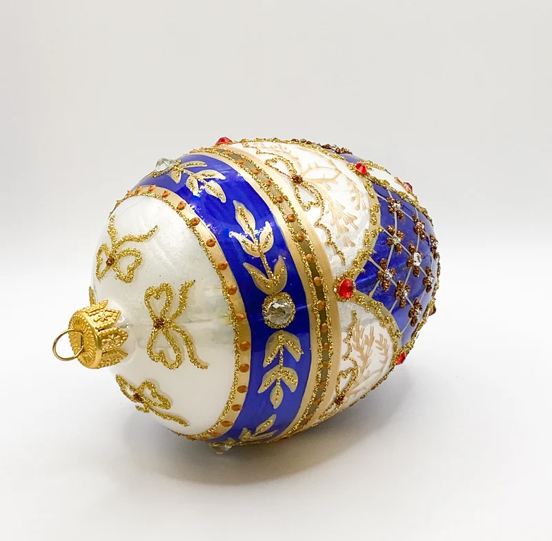 Weisses königliches Ei im blauen Empire-Stil