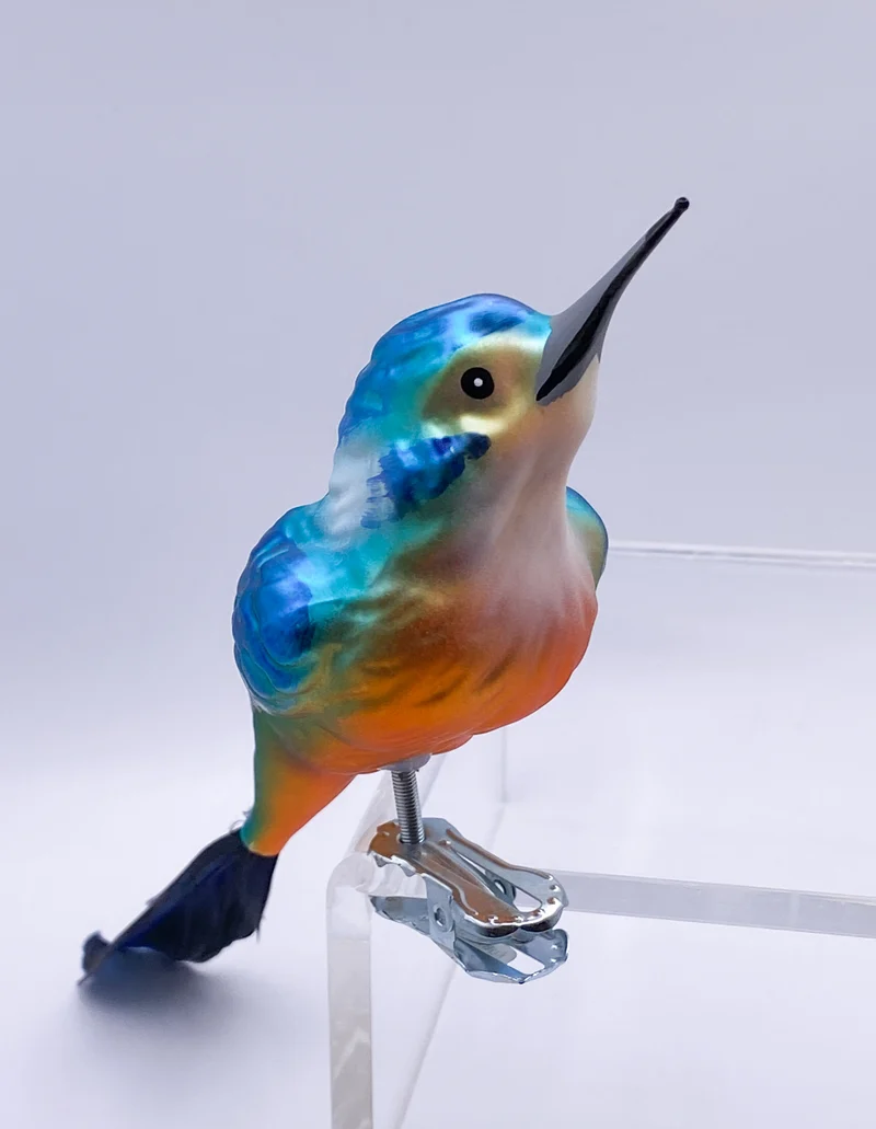 Eisvogel auf Clip, türkis mit dunkelblauer Naturfeder