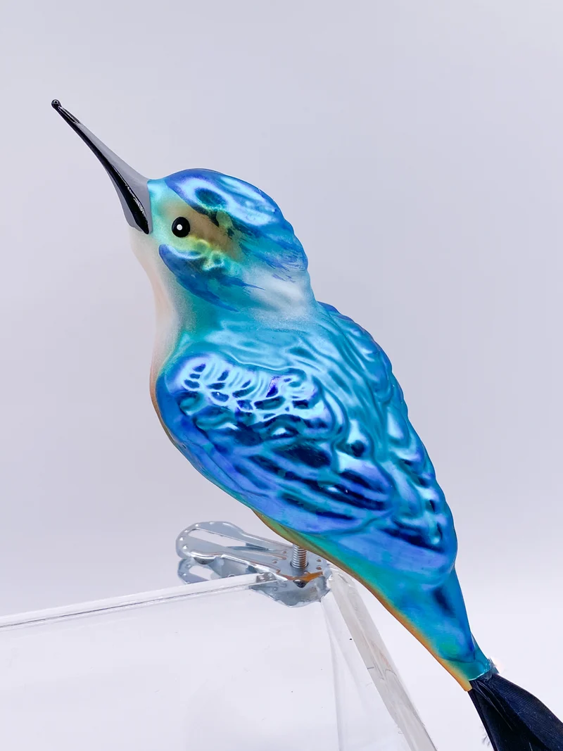 Eisvogel auf Clip, türkis mit dunkelblauer Naturfeder