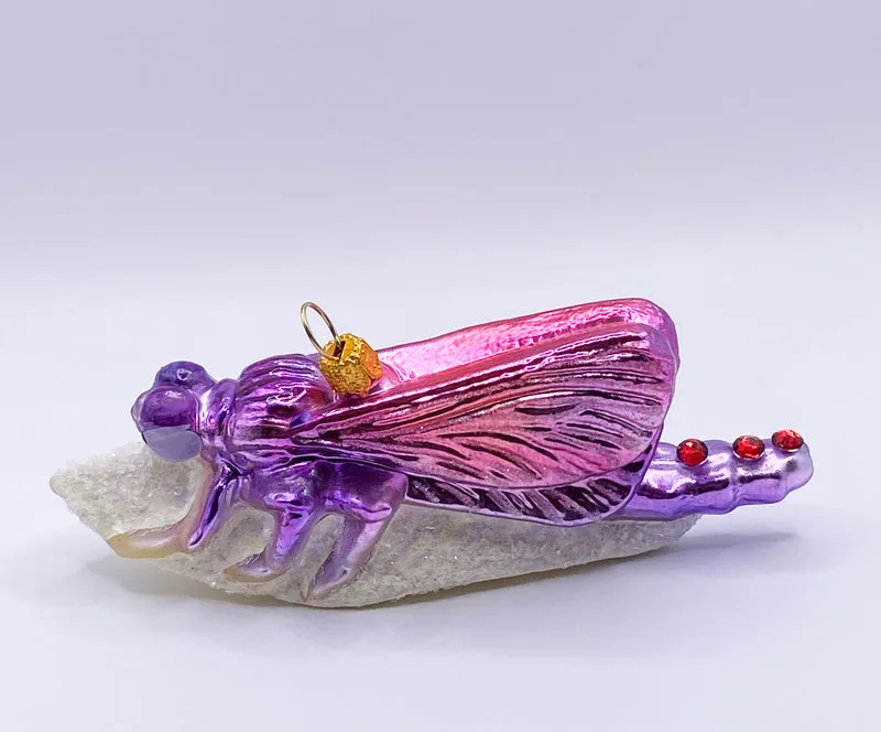 Libelle sitzt auf dem weissen Blatt, pink