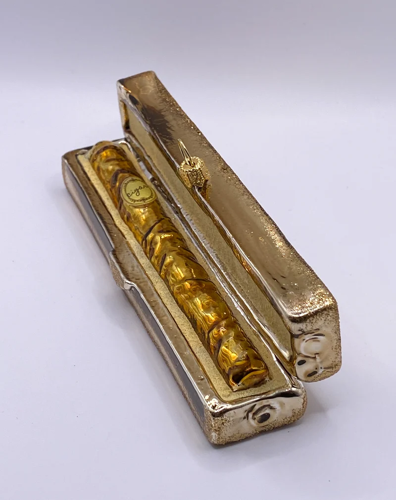 Goldenes Zigarren-Etui mit goldener Zigarre